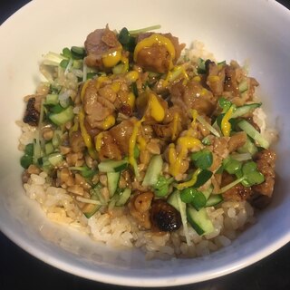 鳥皮、きゅうり、かいわれの玄米ひきわり納豆丼